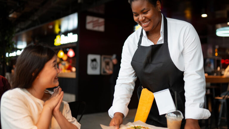 6 dicas práticas para melhorar o atendimento do restaurante e fidelizar clientes, aumentando o consumo e recomendação.